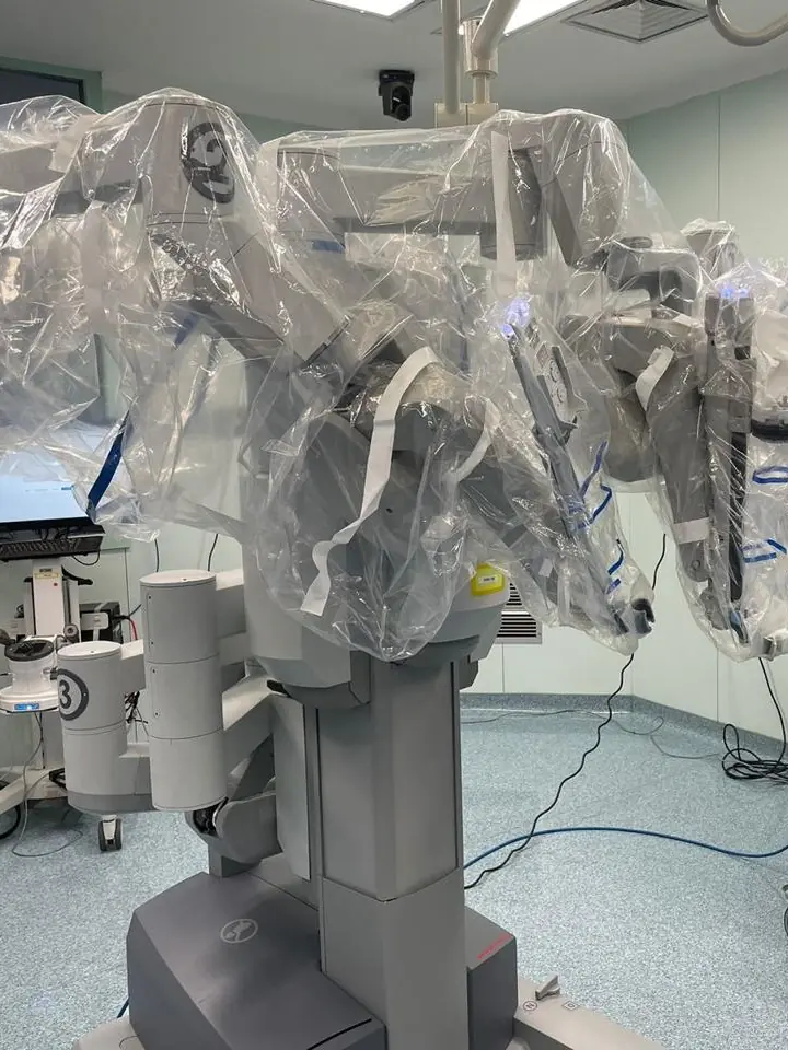 Fachada de hospital de referência com estrutura para cirurgia robótica.